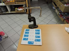 Eine analoge Maschine um Knöpfe zu pressen